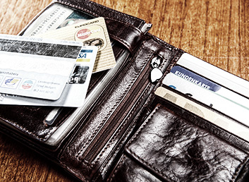 Verschiedene gefälschte Kreditkarten in einem Geldbeutel.